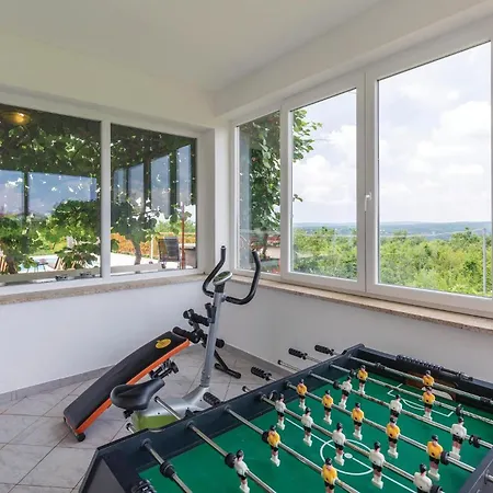 7 Bedroom Nice Home In Labin *