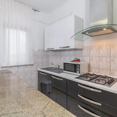7 Bedroom Nice Home In Labin