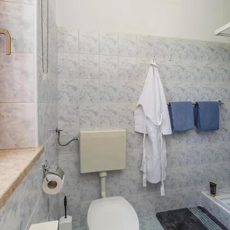 7 Bedroom In * לאבין