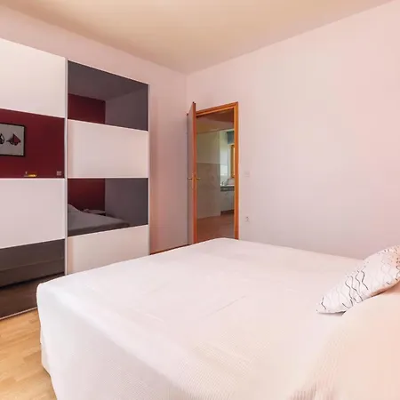 7 Bedroom In בית נופש *